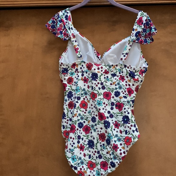 Brand new Liz Claiborne women’s swimsuit. - Picture 3 of 3